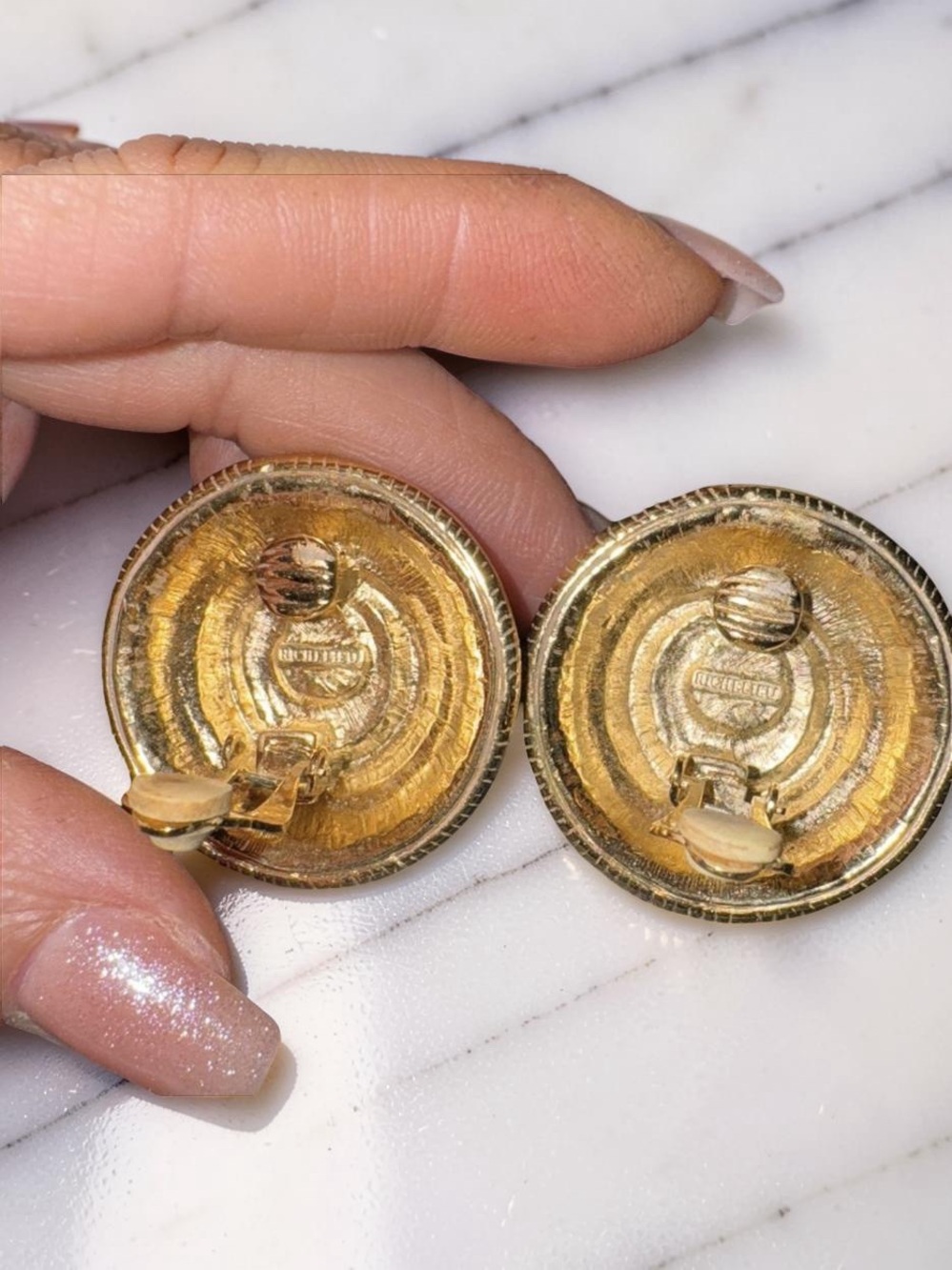 Vintage Richelieu Gold and Black clip on Earrings - Picture 3 of 3
